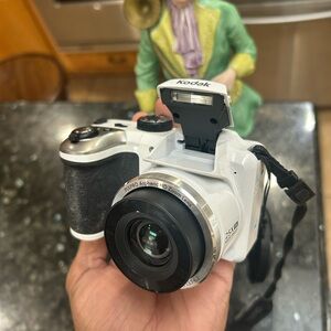 Rare White Used Kodak PixPro AZ251 16 Mp Digital Camera  with strap sd card +Bag